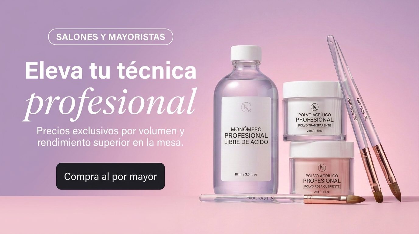 Mujer aplicando esmalte semipermanente en una sesión de manicura