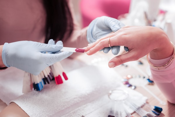 Diseño de uñas con tonos nude
