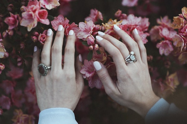 Nail art con flores pintadas a mano