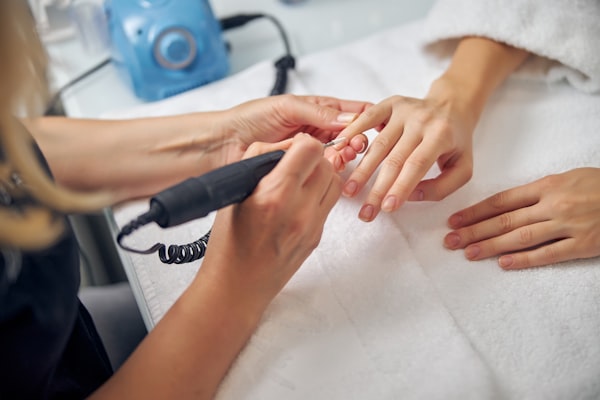 Detalle de manicura con brillos